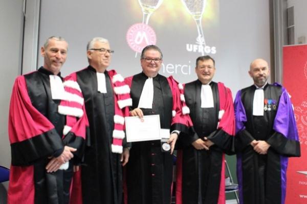 Professor colaborador da UCPel recebe título de Doutor Honoris Causa na França
