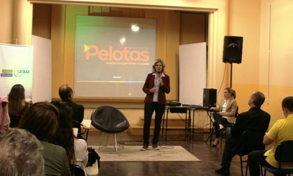 Prefeita de Pelotas apresenta os desafios e as oportunidades da gestão pública em evento na UCPel