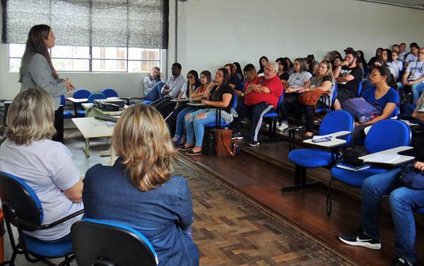 Pró-reitora da UCPel participa de evento na Universidade Federal de Pelotas