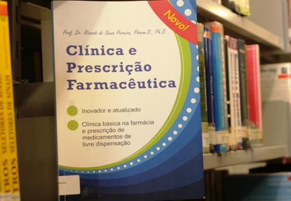 UCPel recebe doação do livro Clínica e Prescrição Farmacêutica