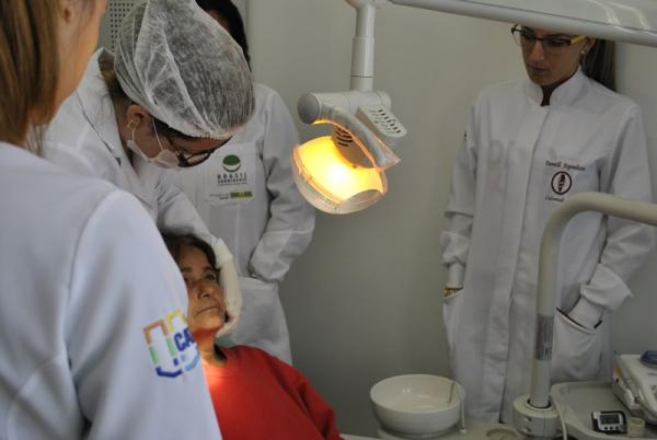 Campanha de prevenção ao câncer bucal é realizada com participação de estudantes da Odontologia
