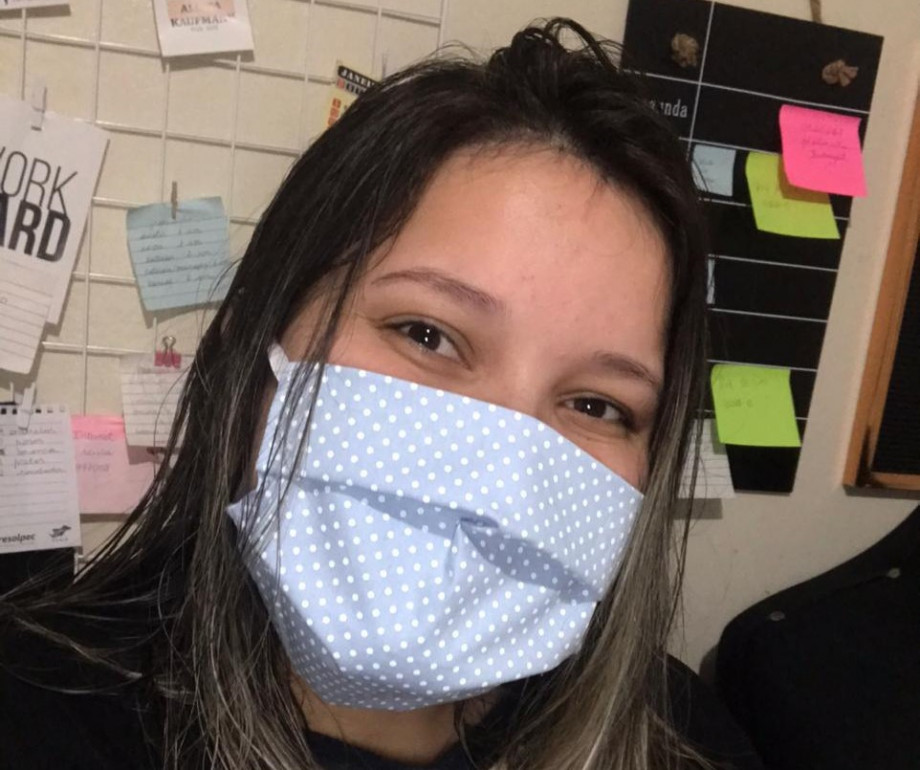 Egressa do Design de Moda UCPel cria tutorial para confecção de máscara de proteção respiratória