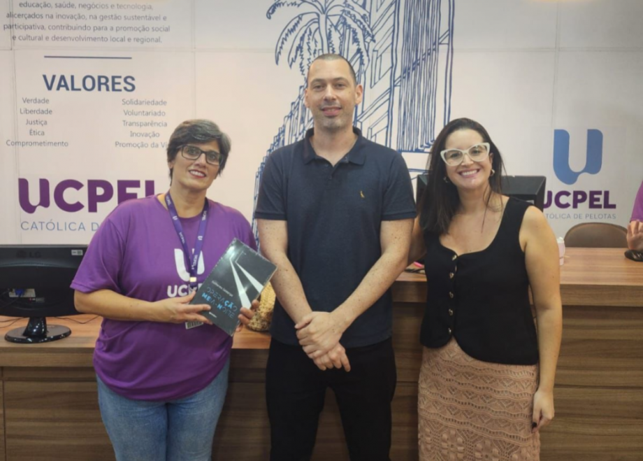 UCPel recebe exemplar de livro ficcional sobre operação policial