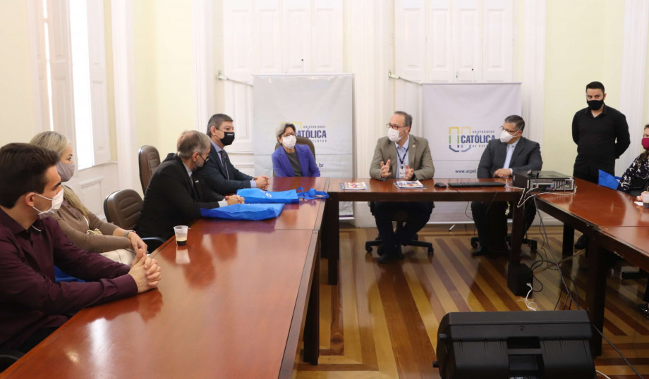 Reitor da UCPel recebe visita de representantes da AMRIGS
