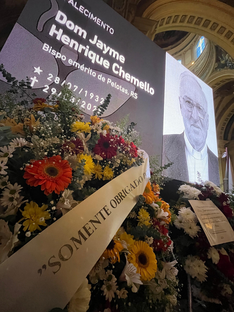 Emocionados, fiés se despedem de Dom Jayme Chemello