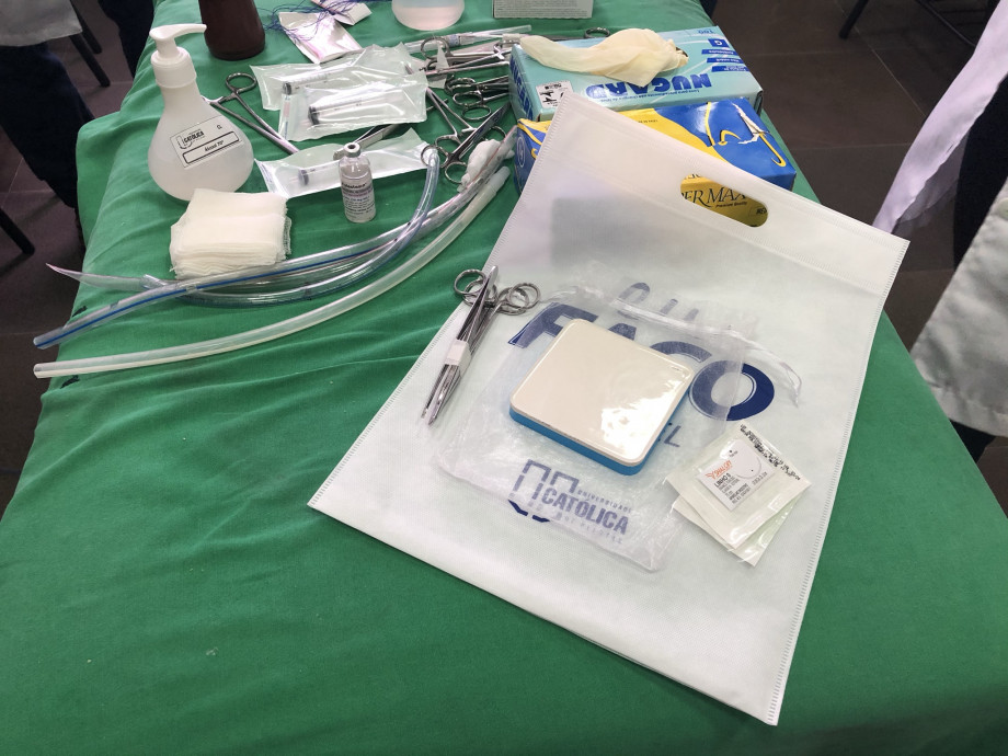 Simuladores de sutura são entregues aos estudantes do curso de Medicina