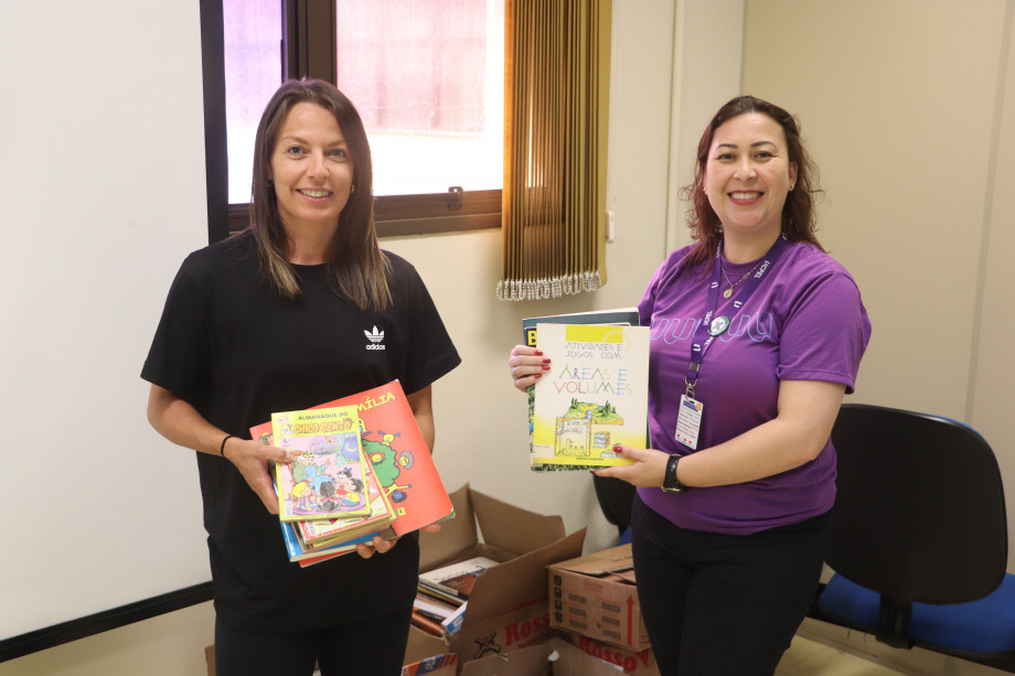 UCPel entrega livros arrecadados para crianças de Muçum e Roca Sales