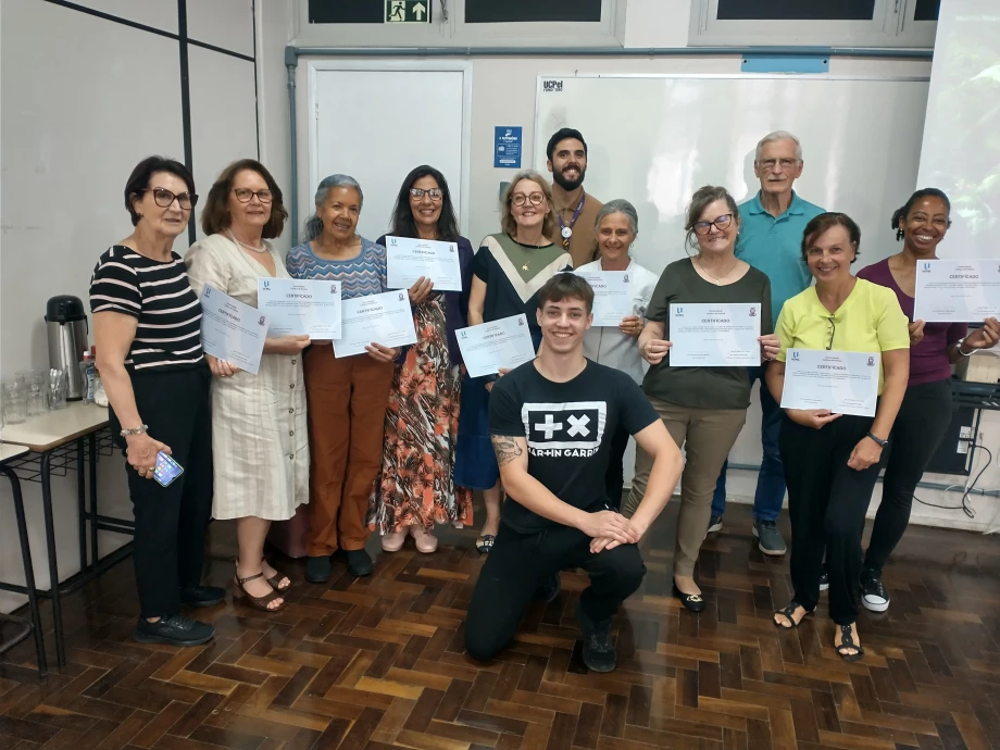 Alunos recebem certificados do Curso de Informática Educativa