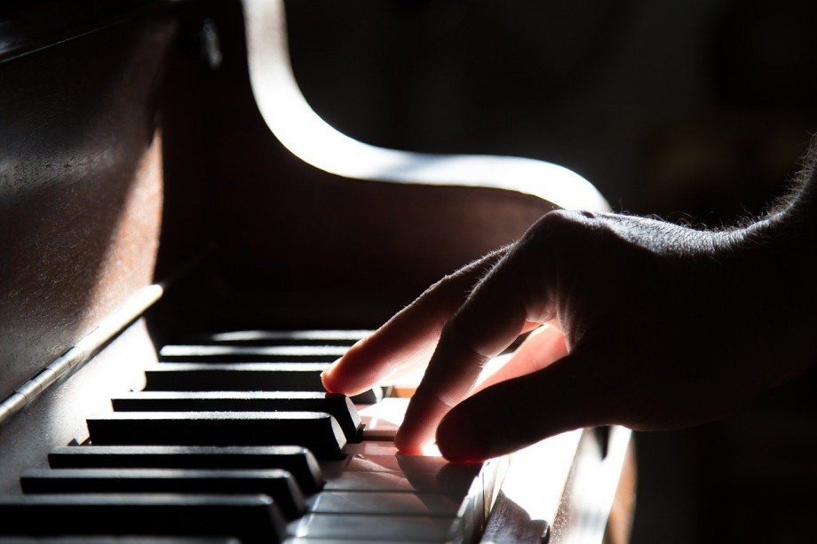Estudo da UCPel desenvolve protocolo fisioterapêutico para tratamento de pianistas