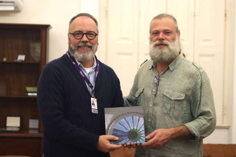UCPel recebe exemplar do livro "Retratista de Satolep: Um Olhar de Paulo Rossi"