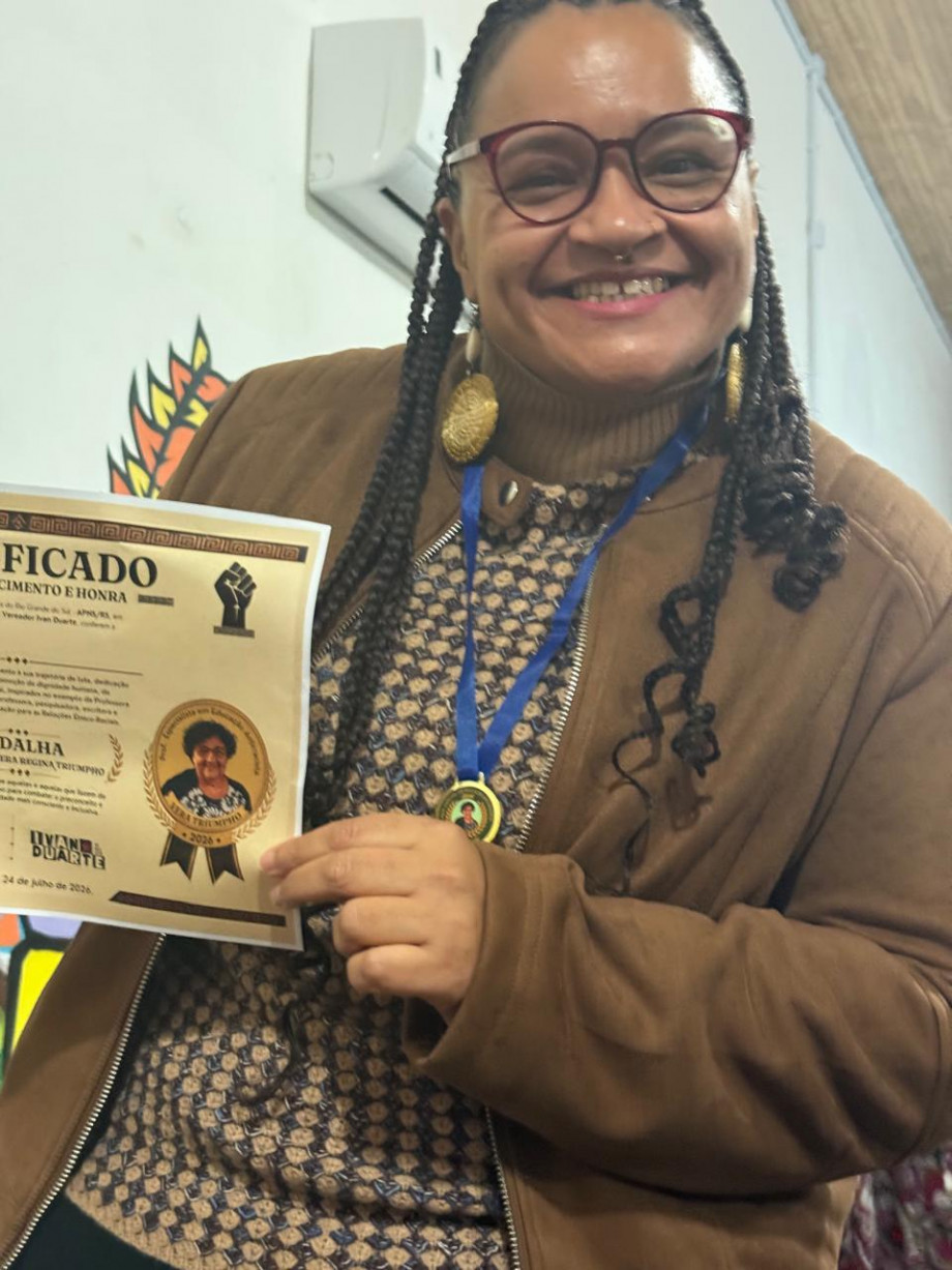 Docente da UCPel recebe medalha Vera Triumpho
