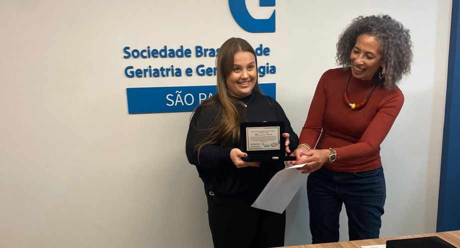 Aluna da UCPel recebe prêmio da Sociedade Brasileira de Geriatria e Gerontologia