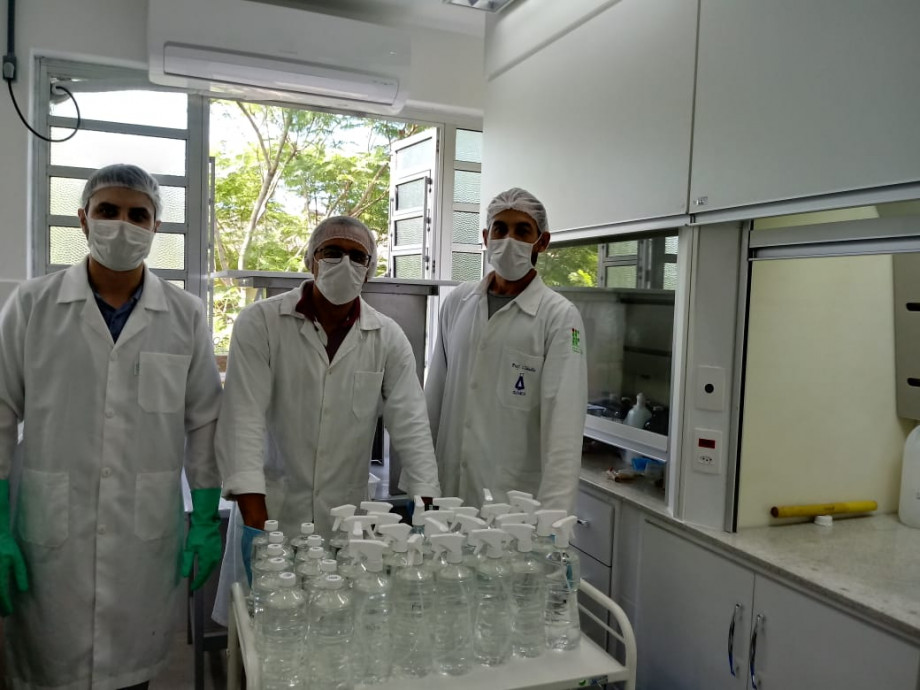HUSFP recebe doação de 300 litros de álcool produzidos pelo curso de Química do IFSul