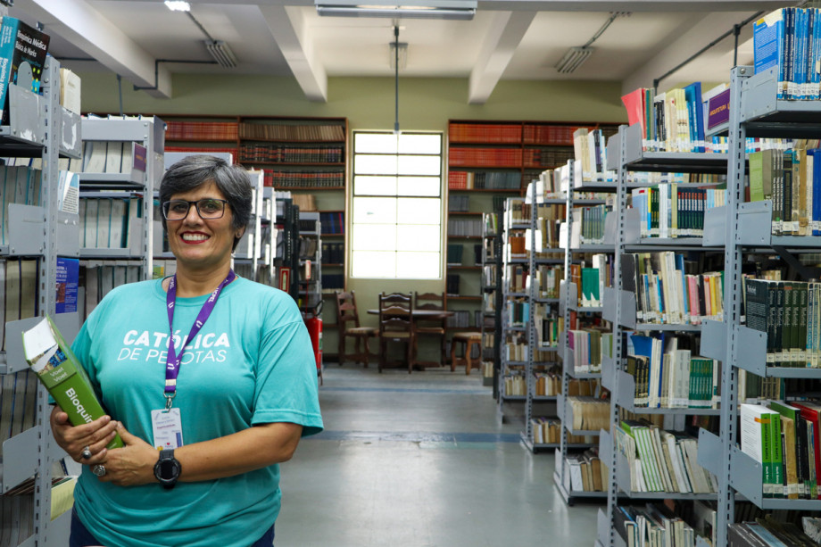UCPel celebra dia do bibliotecário com um espaço que oferta mais de 100 mil livros