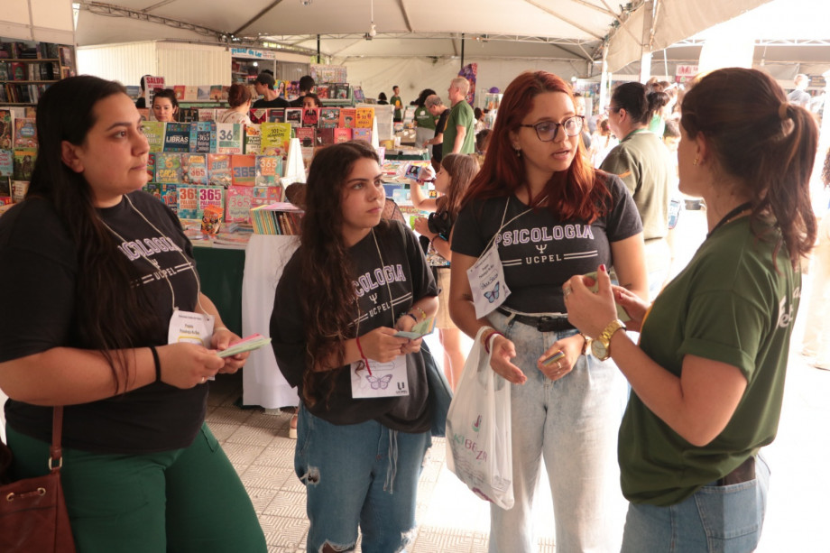 Alunos de Psicologia da UCPel realizam ação na Feira do Livro