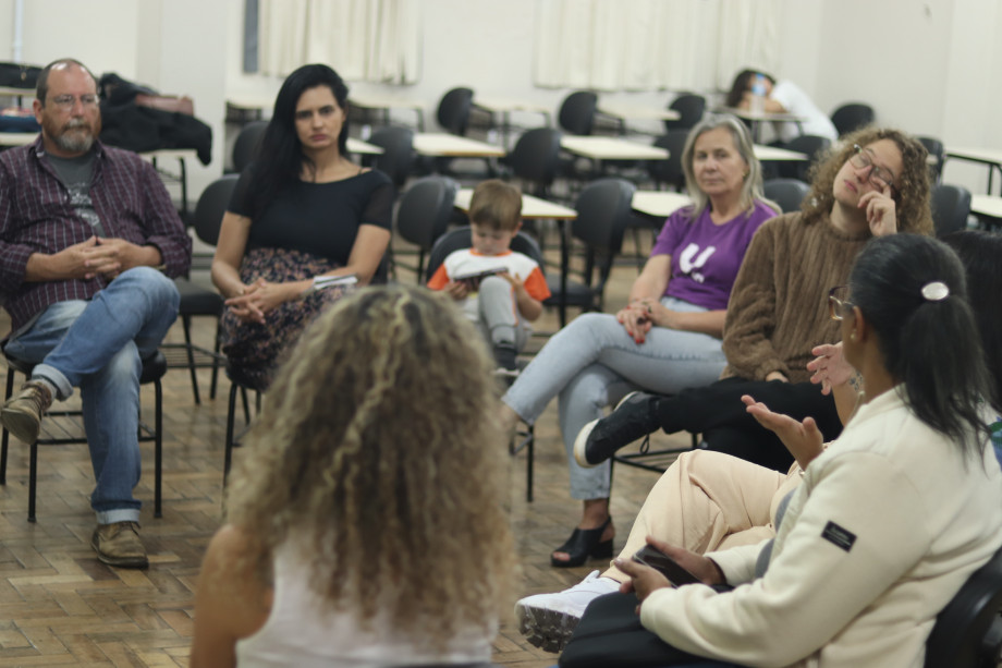 Professora lança livro com egressos do Serviço Social da UCPel