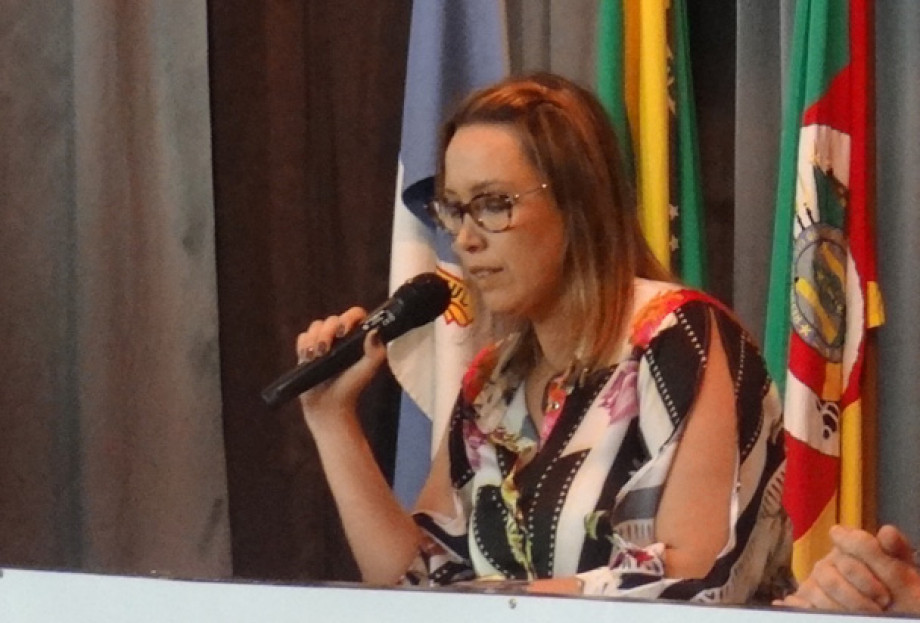 Professora Aline Mendonça palestra na Semana Nacional de Ciência e Tecnologia da Furg