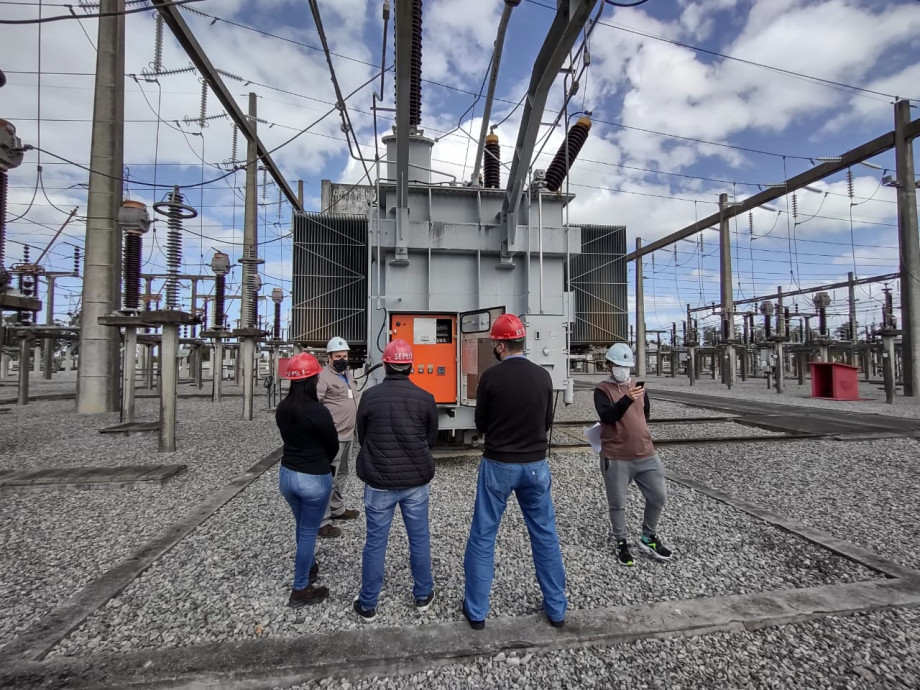 Acadêmicos da Engenharia Elétrica visitam subestação da CEEE