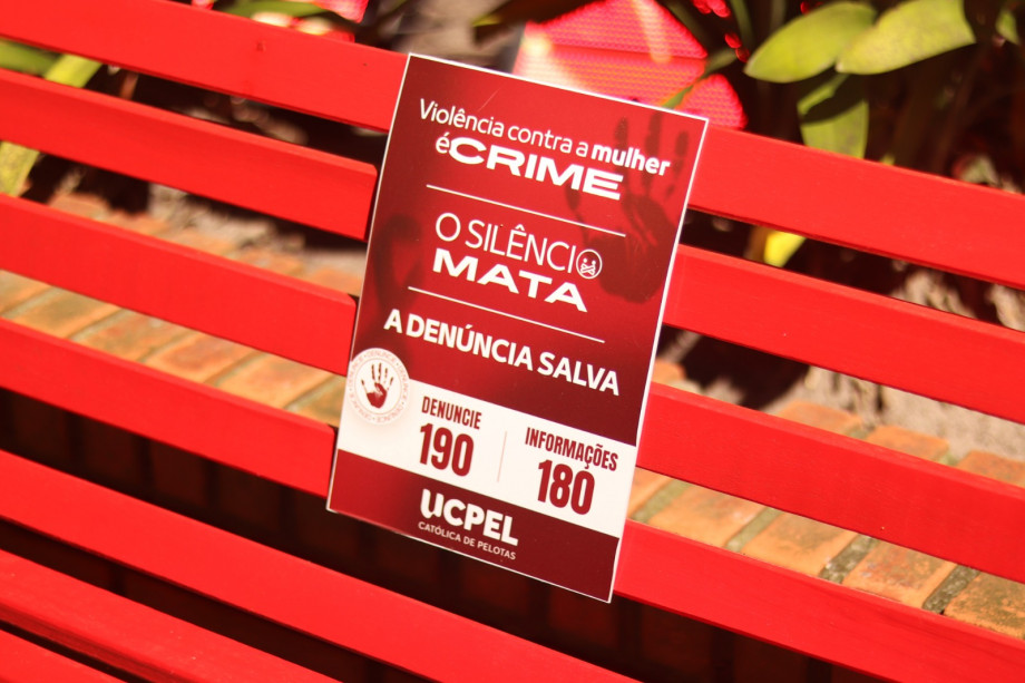 UCPel inaugura banco vermelho