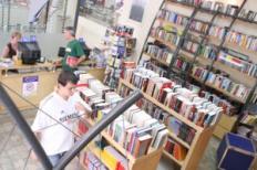 Livraria Educat supera vendas em 300% e atrai gente de fora da Universidade