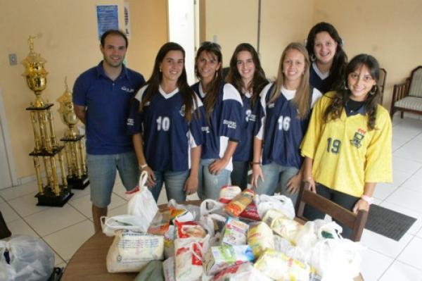 Futsal feminino da Católica entrega donativos