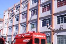 Rapel na fachada do Campus I marca encerramento de projeto com Bombeiros