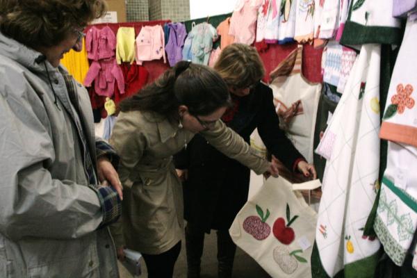Bazar de Natal oferece opções de presentes artesanais
