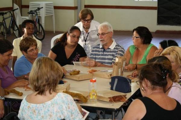 Comunidade Viva recebe oficina de tapeçaria