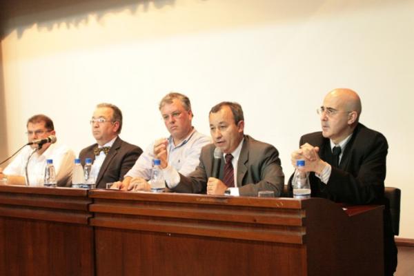 Estudantes e profissionais acompanham sessão plenária