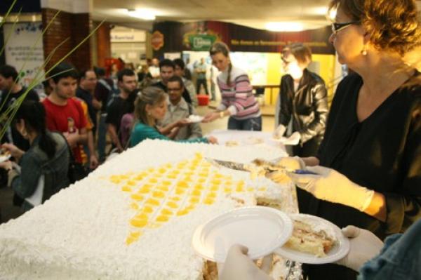 50 anos conta com distribuição de bolo para alunos