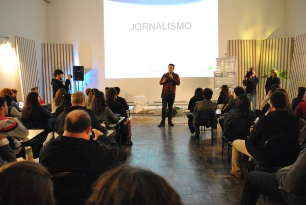 Jornalista Rodrigo Lopes compartilha suas histórias com acadêmicos da UCPel