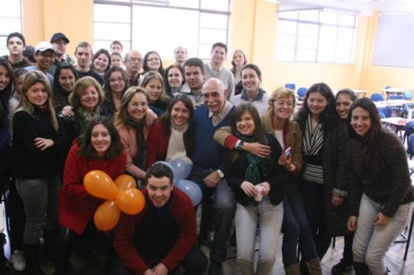 Turma do Direito homenageia aluno de 80 anos