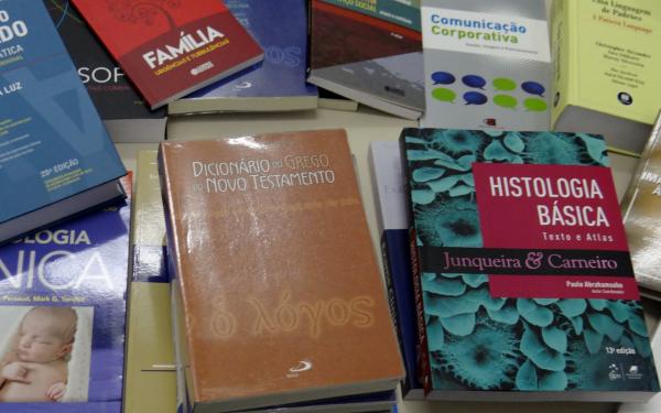 Biblioteca da UCPel recebe novos livros