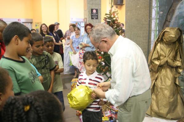 Filhos de funcionários recebem presentes na UCPel