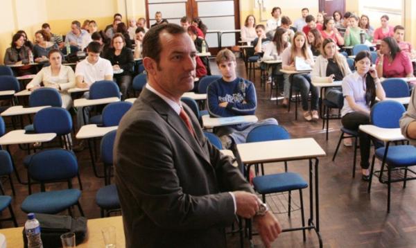 Professor argentino palestra sobre constitucionalismo