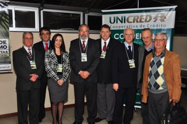 Cooperativismo e desenvolvimento são debatidos em seminário