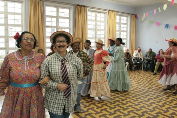Integrantes do Cetres se divertem com festa junina