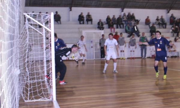 Com arbitragem confusa, UCPel só empata