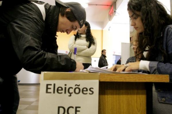Alunos votam nova gestão do DCE