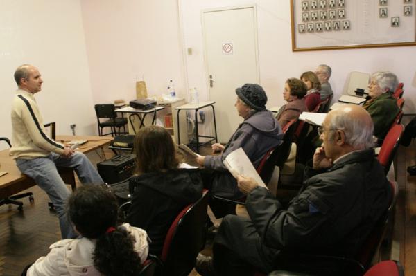 Grupo de idosos do Cetres participa de Hora do Cinema