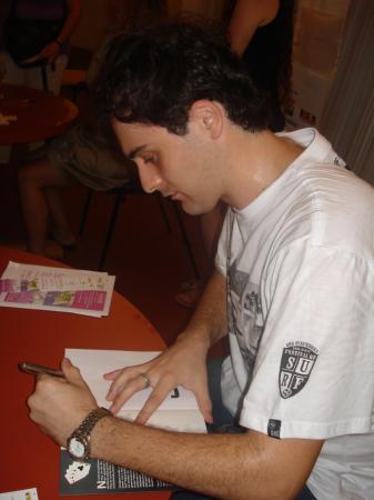 Acadêmico da UCPel lança livro na Feira do Cassino