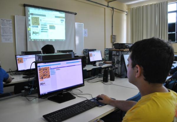 Estudantes participam da Hora do Código na UCPel