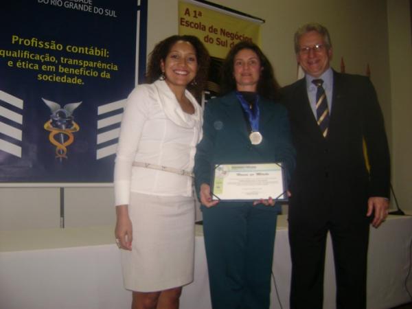 Professora de Contábeis recebe Prêmio Destaque Docência Universitária