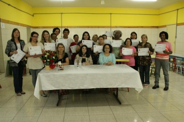 Oficina de geração de renda realiza formatura