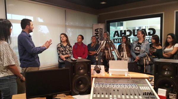 Acadêmicos do Jornalismo visitam a RBS TV Pelotas