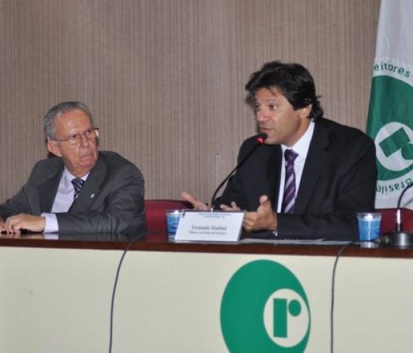 Reitor da Católica participa de encontro sobre o FIES