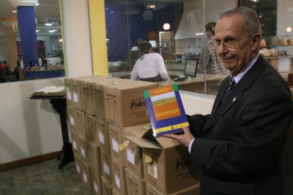 Livro traduzido por reitor tem lançamento amanhã (06)