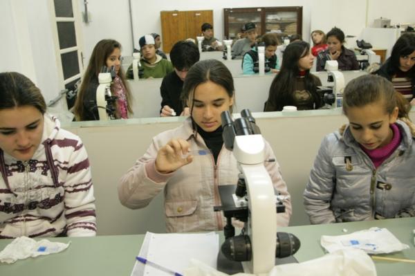 Alunos do Ensino Médio participam de aula de Biologia na Católica