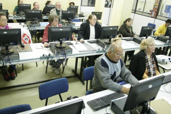 Turma de aposentados da ABAPP realiza curso de cibercultura na UCPel