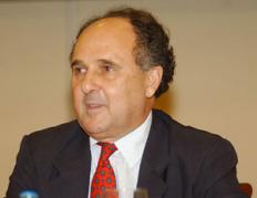 Cristóvam Buarque ministra seminário na Católica dia 08